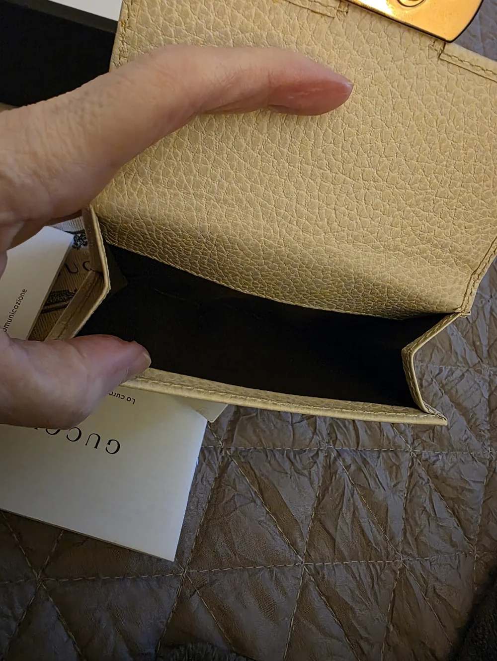 Gucci Interlocking G Bifold Wallet in a beige/LIKE NEW CONDITION/ FULL INCLUSION - Picture 7 of 13